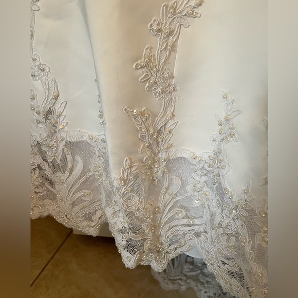 NWT- David’s Bridal Michelangelo White Beaded A-Line Halter Satin Gown (Size 6) - Picture 14 of 16